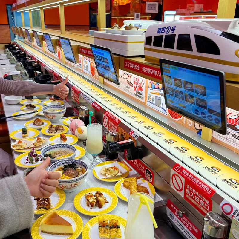 Sistema de equipo transportador de sushi giratorio